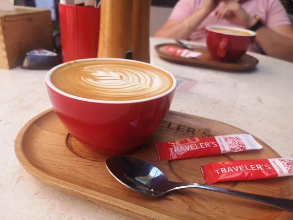 Φλιτζάνι Καφέ Και Καπουτσίνο Latte Art Ξύλινη Επιφάνεια Close — Φωτογραφία Αρχείου