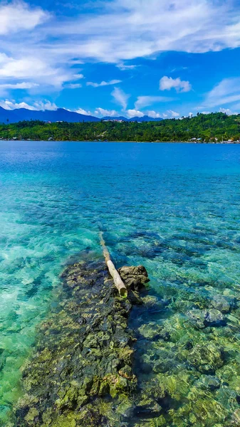 Praia Muito Bonita Com Rochas Vista Para Céu Azul — Fotografia de Stock