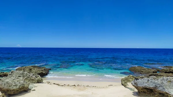 Très Belle Plage Avec Rochers Vue Sur Ciel Bleu — Photo