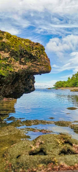 Zeer Mooi Strand Met Rotsen Blauwe Skyview — Stockfoto