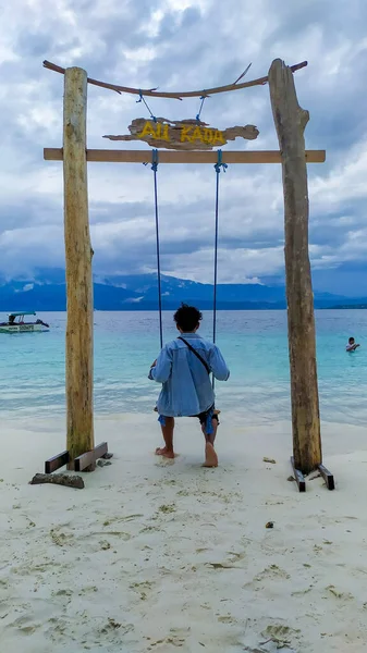 Homem Brincar Num Baloiço Praia — Fotografia de Stock