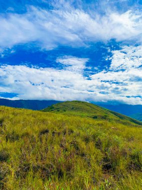 Papua 'daki Dağ ve Gökyüzü manzarası 