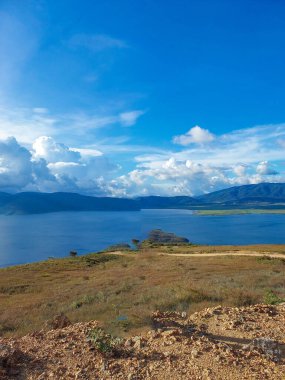 Botak Dağı 'nın güzel göl ve gökyüzü manzarası