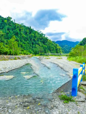 Nehir ve dağ manzarası