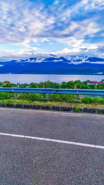 Dağların bulutlarla kaplı manzarasının keyfini çıkarıyorum.