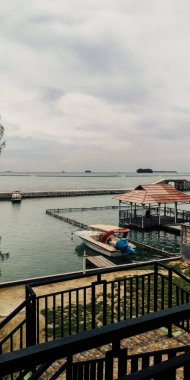 Kumsaldaki yol rüzgarın ve gökyüzü manzarasının tadını çıkarıyor.