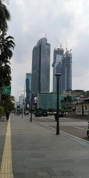 Bulutlu Gökdelendeki Modern Şehir Gökdeleniname — Stok fotoğraf