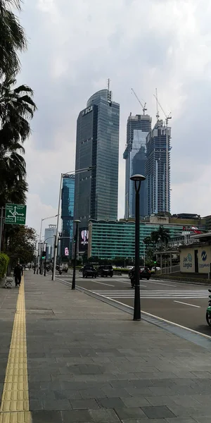 Bulutlu gökdelendeki modern şehir gökdeleniName