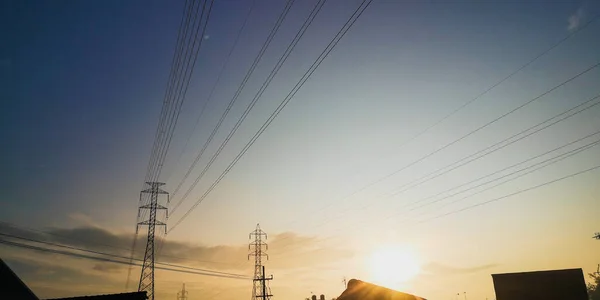 Yüksek voltaj pilonu ve elektrik iletimi, elektrik hattı, gökyüzü, bulutlar ve mavi gökyüzünün resimli görüntüsü