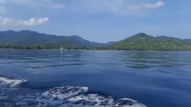 Tatil için okyanusu aşıp adaya gideceğiz.