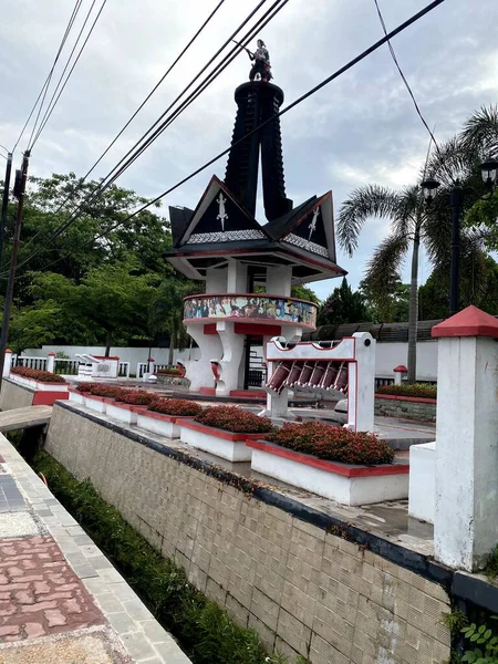 A monument of struggle as an icon in a tourist destination
