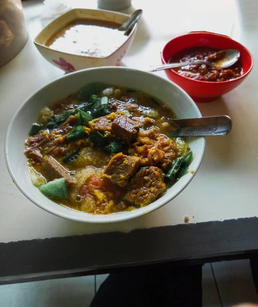 Sokaraja Soto Dengan Saus Kacang Dan Saus Cabai Pedas Jenis — Stok Foto