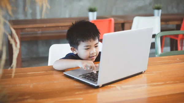 Menino Quatro Anos Homem Asiático Senta Uma Tela Enquanto Estuda — Fotografia de Stock