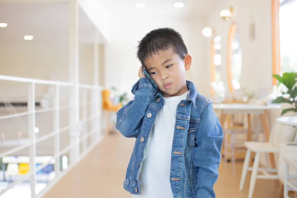 Menino Asiático Cinco Anos Está Usando Telefone Celular Comunicar Com — Fotografia de Stock