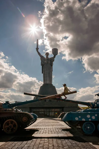 bir tank İkinci Dünya Savaşı Kiev savaşçılara anıt arka plan üzerinde oturan şapkalı çocuk