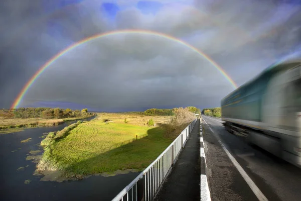 Fırtına ve rainbow ile manzara