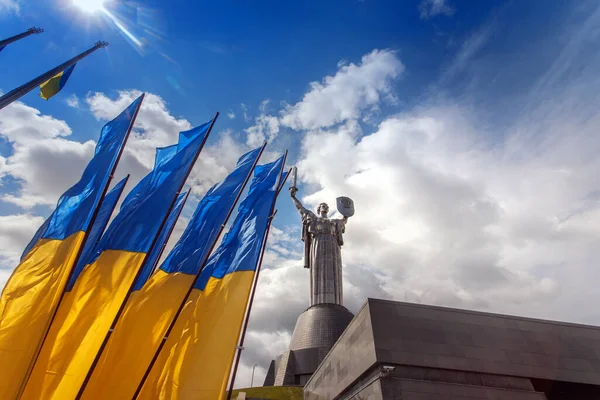 Ukraina Flaggor Mot Bakgrund Monumentet — Stockfoto