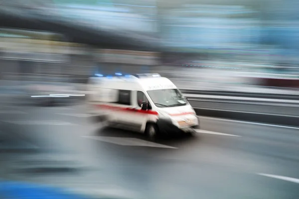 Ambulance Dans Ville Sur Fond Flou Photo De Stock