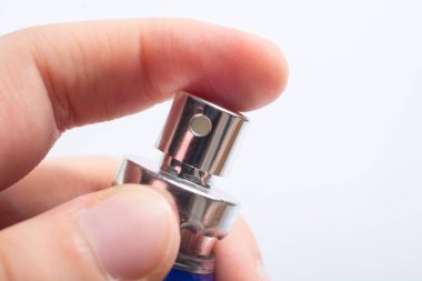 Mavi dezenfektan püskürterek düğmeye bas. Virüse karşı koruma, sağlık hizmeti kavramı.