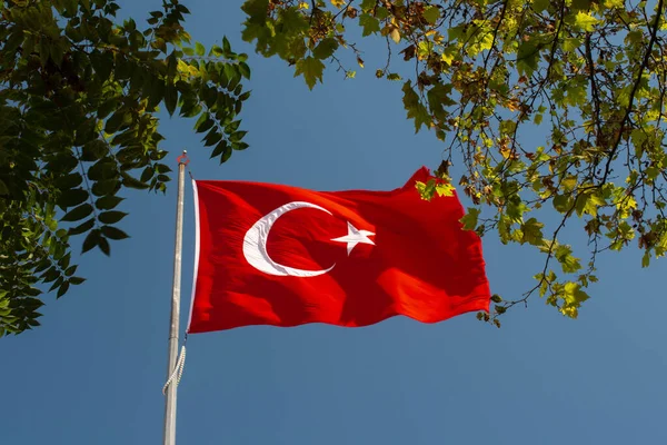 Τουρκική Εθνική Σημαία Λευκό Αστέρι Και Φεγγάρι Στύλο Στον Ουρανό — Φωτογραφία Αρχείου