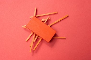 Görünürde kırmızı renkli domino blokları