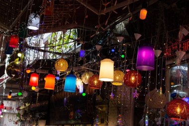 Açık havada ipe asılı renkli aydınlatmalar.