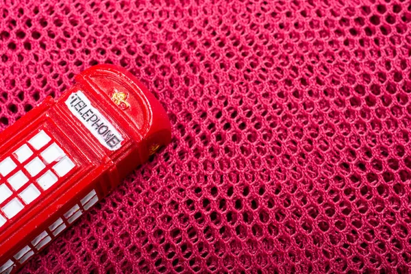ロンドンの古典的な英国スタイルの赤い電話ブース — ストック写真
