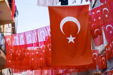 Türk ulusal bayrağı açık havada iple sallanıyor