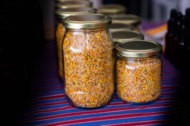 Sağlıklı organik diyet gıdası olarak polen. Cam kavanozda çiğ arı poleni var.