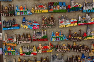 Renkli mıknatıslar üzerinde İstanbul 'un ünlü simgelerine sahip hatıralar.
