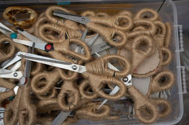 Görünüşte yün saplı metal makas