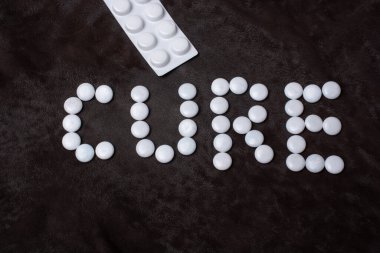 Karanlık arka planda kapsül hapları, destek ve ilaç konsepti.