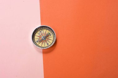 Seyahat kavramı olarak manyetik pusula aracı