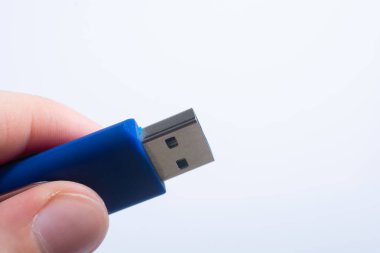 Beyaz arkaplan ile USB flaş bellek.