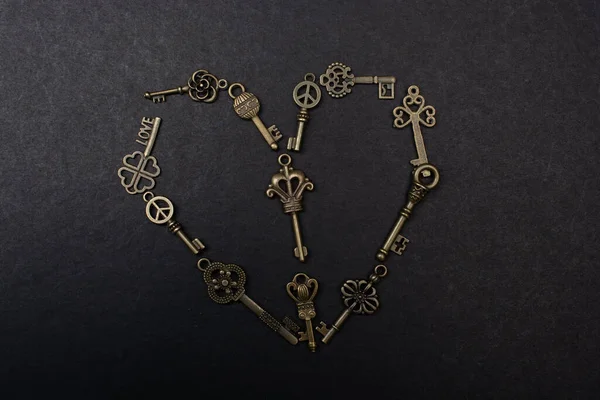 Retro metal tuşlar siyah arkaplanda bir kalp şekli oluşturur