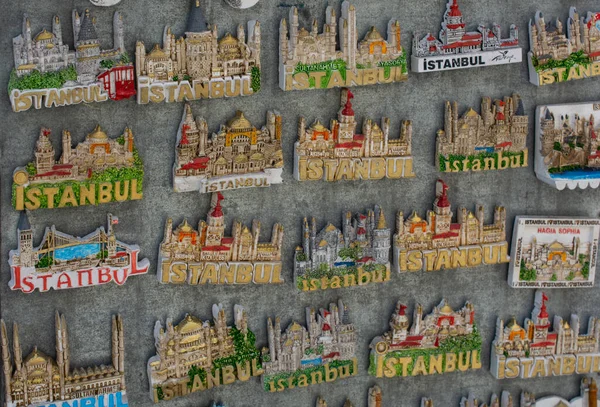 Renkli mıknatıslar üzerinde İstanbul 'un ünlü simgelerine sahip hatıralar.