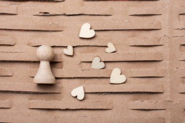 Küçük insanlar ve kalp simgeleri