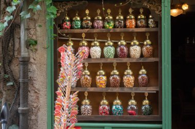 Renkli, farklı, lezzetli şekerli kavanozlar.