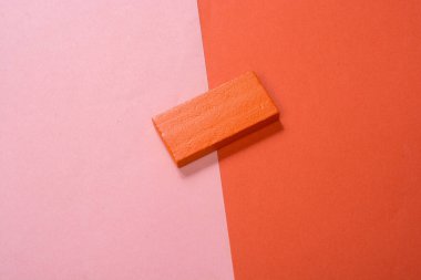 Görünürde kırmızı renkli domino blokları