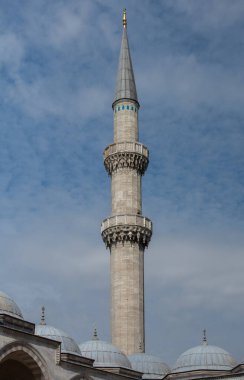Bir caminin Minaresi 'nin dış görünüşü. Türkiye 'ye Seyahat kavramı