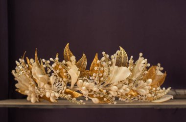 Model taç dekoratifi