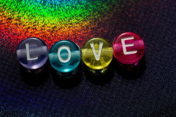 Renkli Arka Planda Aşk Kavramı Olarak Boncuk Harfli Aşk Kelimesi — Stok fotoğraf
