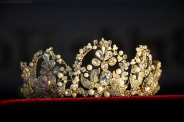 Model taç dekoratifi