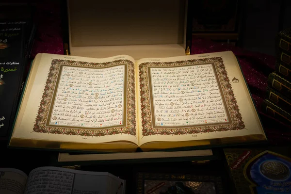 Drewniany Rehal Otwartą Świętą Księgą Koran — Zdjęcie stockowe