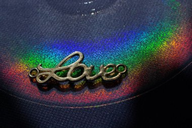 Metal harflerle aşk kavramı.