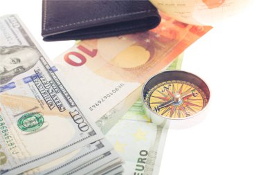 Ulusal para birimlerinin geçmişi. Farklı ülkelerden gelen para: Dolar, avro. Avro, dolar, beyaz arka planda izole edilmiş banknotlar. Nakit. Finans kavramı