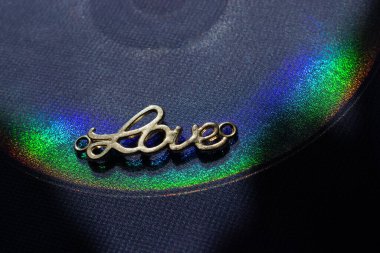 Metal harflerle aşk kavramı.