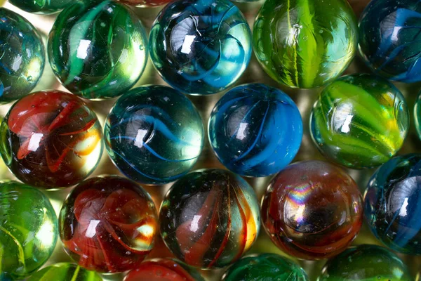 ビューで明るいカラフルなマーブル ボールおもちゃ — ストック写真