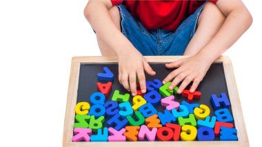 İzole edilmiş ahşap alfabe harfleri. Eğitim kavramı