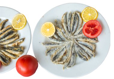 Taze kızarmış ançüez beyaz arka planda izole edilmiş. Pan 'da Hamsi Tava